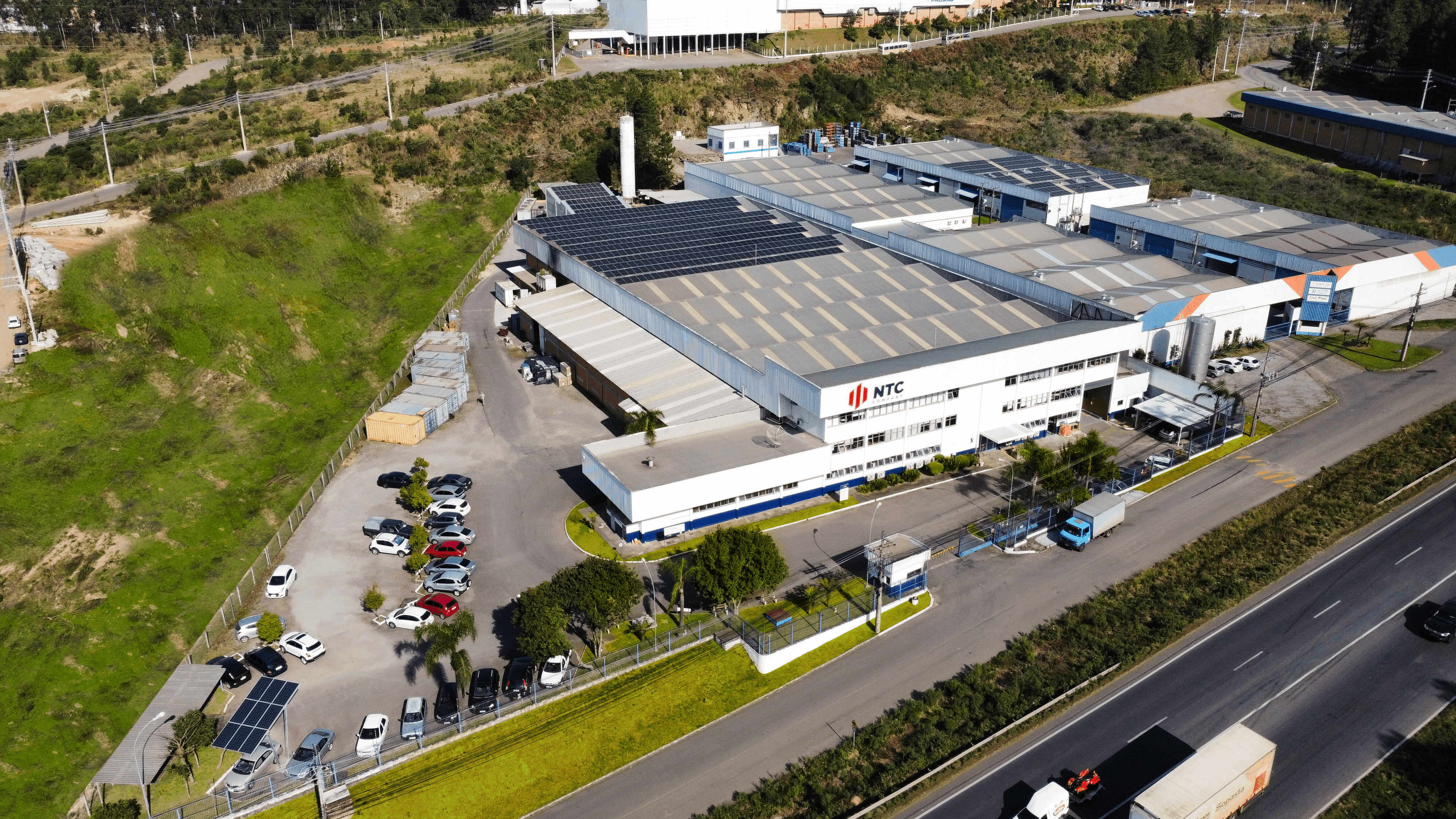 Painéis solares instalados na sede da NTC Company em Caxias do Sul (RS), destacando o compromisso com fontes renováveis e eficiência energética.