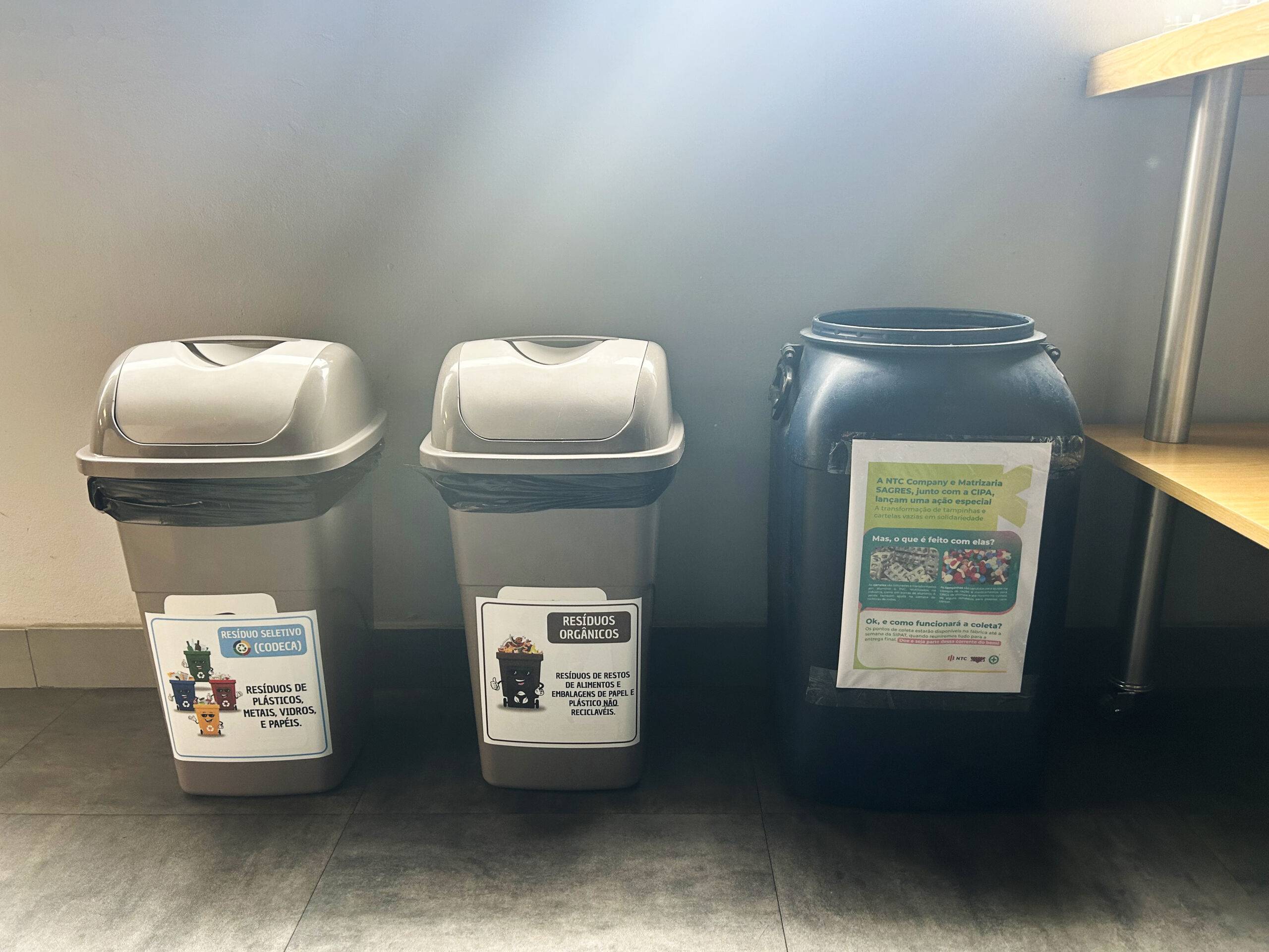 Estrutura de coleta seletiva nas instalações da NTC Company com separação de resíduos recicláveis, promovendo gestão ambiental responsável.