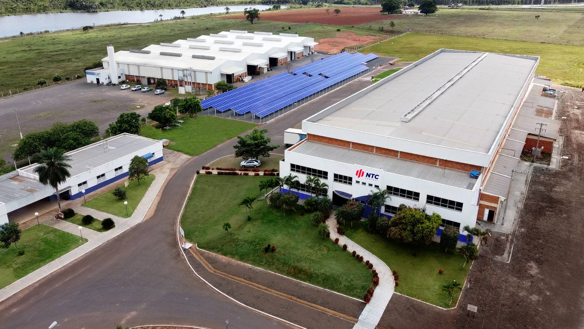 Vista aérea da unidade da NTC em Aparecida do Taboado (MS) com painéis solares instalados, evidenciando o uso de energia limpa na indústria.