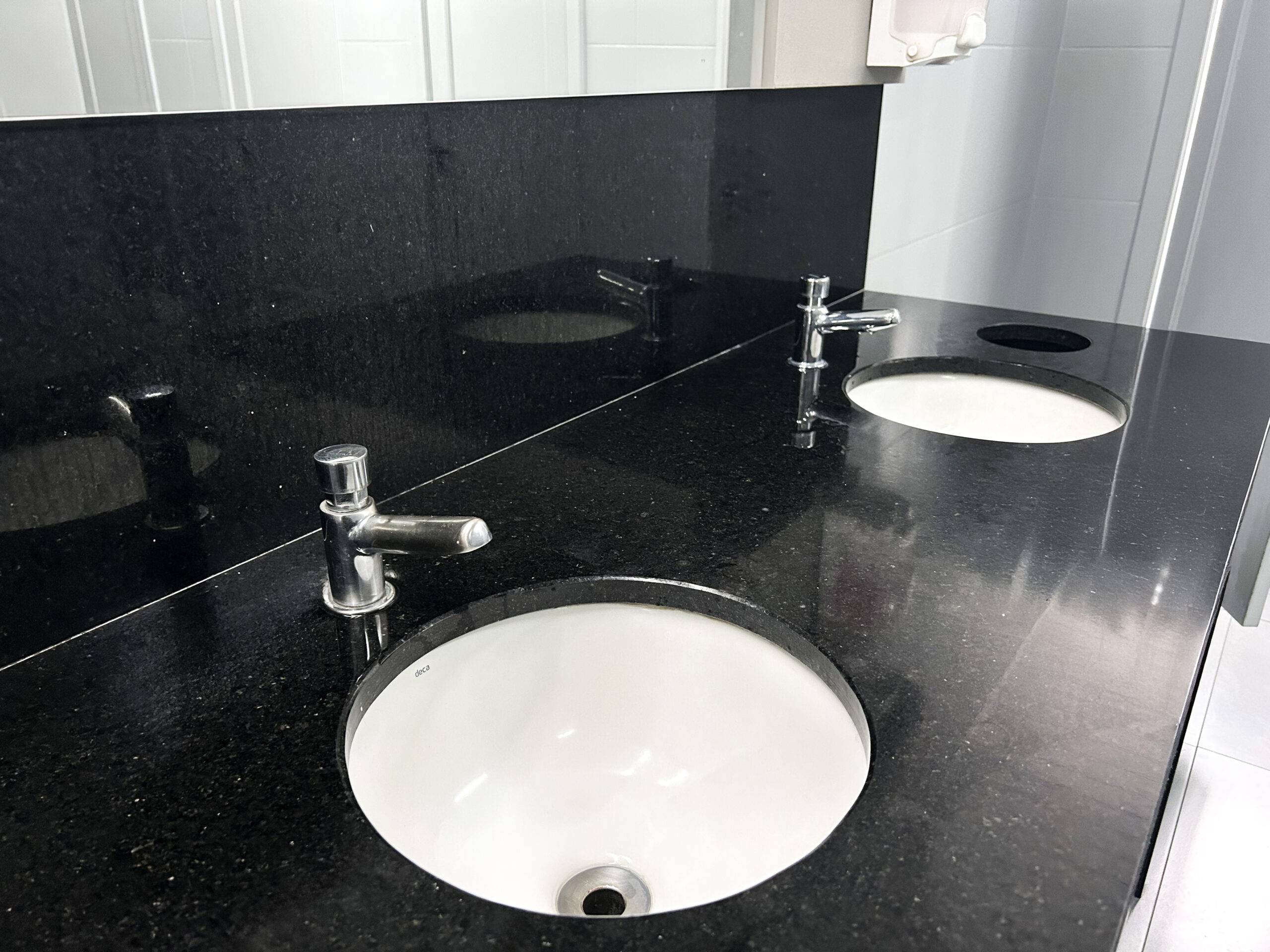 Torneiras temporizadoras instaladas em pias corporativas da NTC Company, promovendo economia de água, controle de uso e sustentabilidade nos processos de higienização industrial.