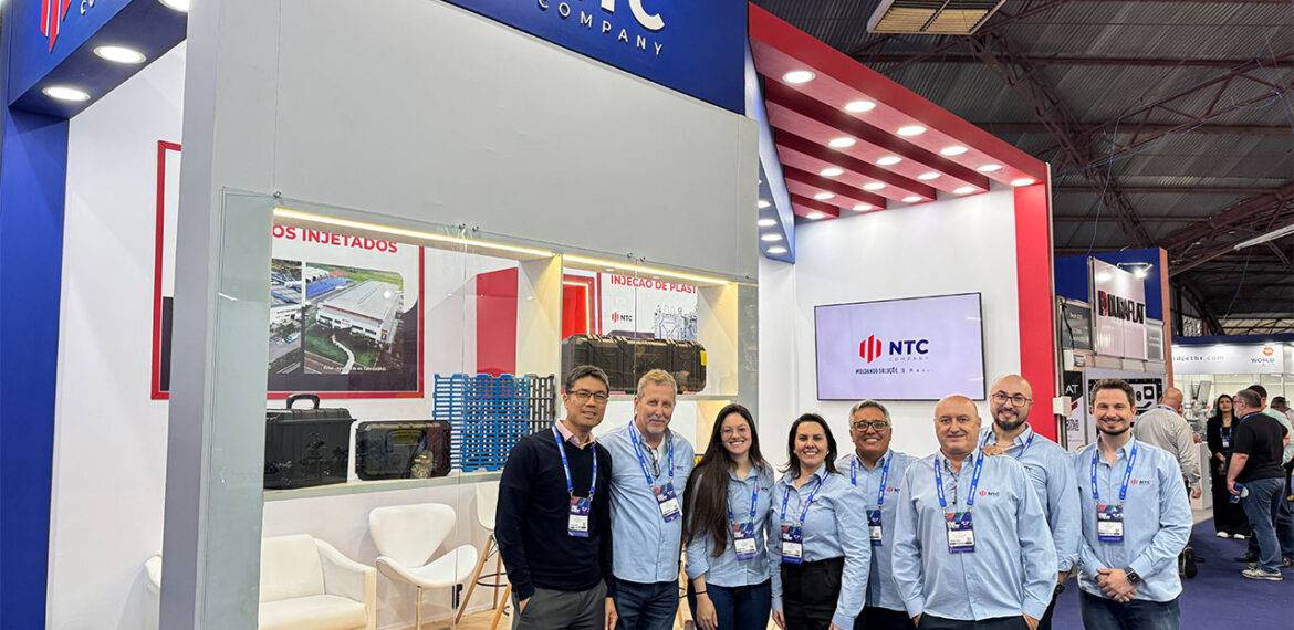 Time NTC Company em frente ao estande em uma foto horizontal na Mercopar 2025.
