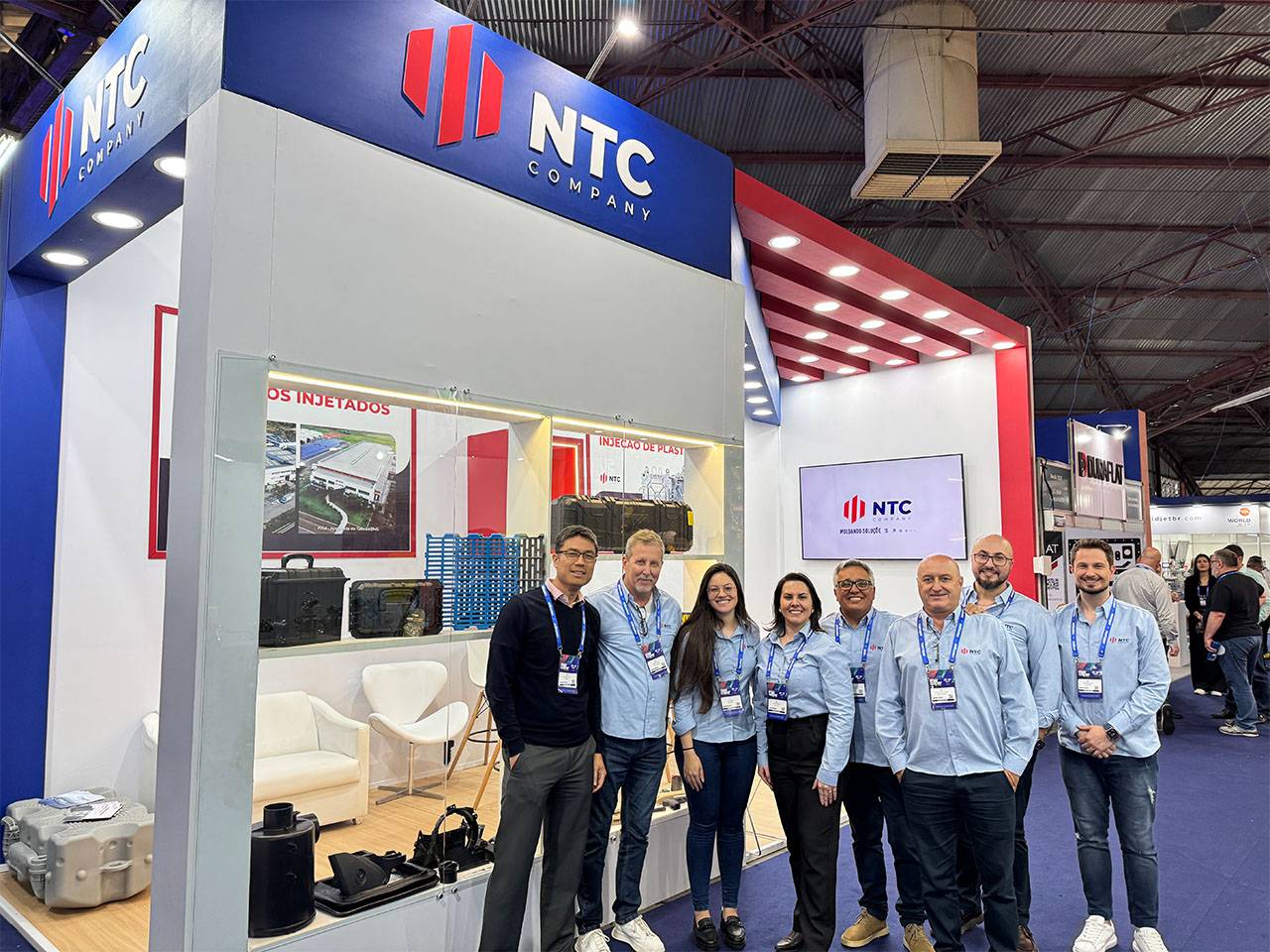 Time NTC Company em frente ao estande em uma foto horizontal na Mercopar 2025.