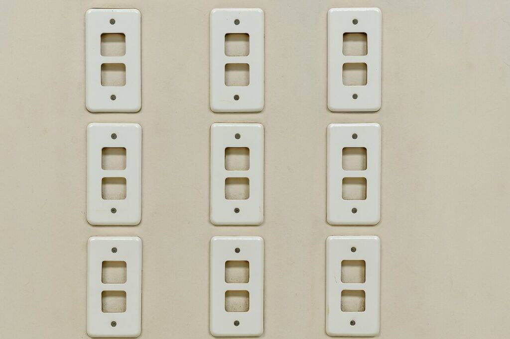 Placas de plástico branco com recortes retangulares, exemplo de componentes de plástico de engenharia ABS.