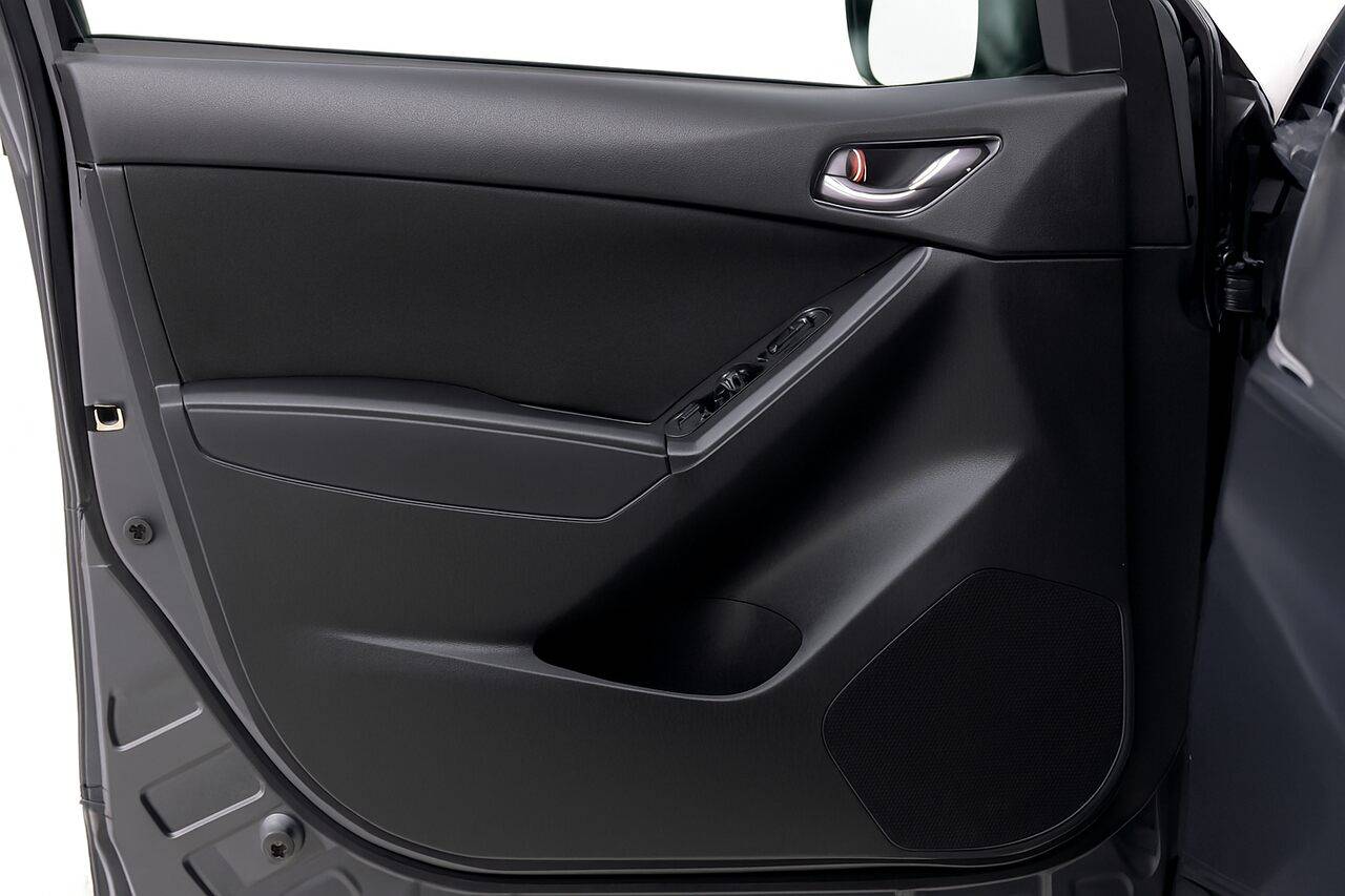 Painel interno de porta automotiva em plástico de engenharia, mostrando acabamento resistente e design funcional.