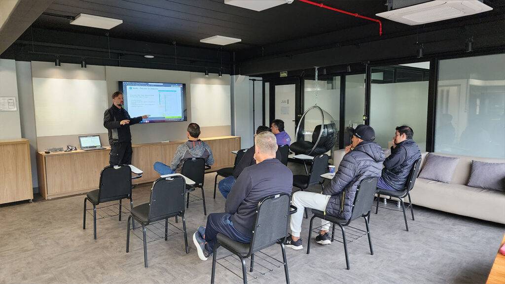 Equipe da NTC durante treinamento técnico da injetora ENGEL t-win 6500.