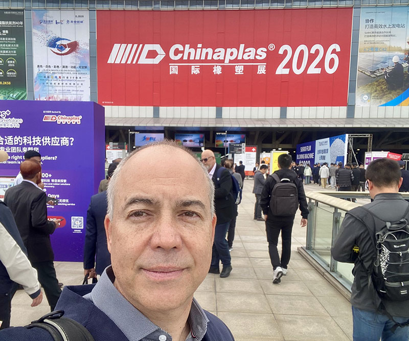 Diretor Industrial da NTC Company, Daniel Teixeira, em frente a entrada da Chinaplas 2026 em Xangai, na China.