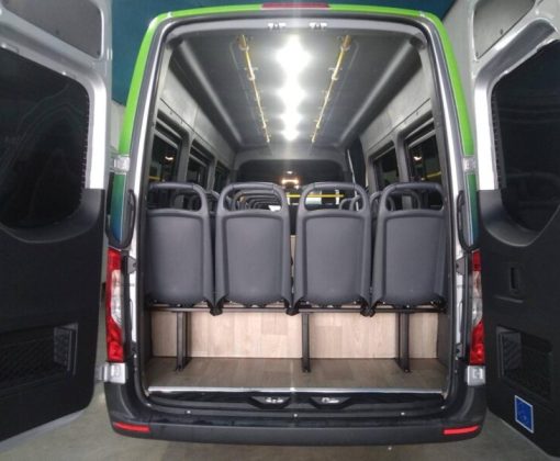 Van com traseira aberta com vista para os assentos NTC Urban